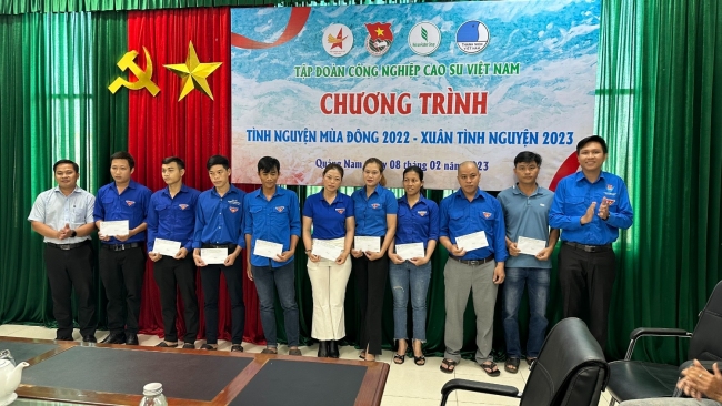ĐTN VRG Tặng quà cho thanh niên công nhân khó khăn tại Công ty Cao su Quảng Nam.