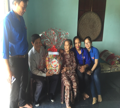 Lãnh đạo Công ty và các đoàn thể thăm Mẹ VNAH Nguyễn Thị Thanh