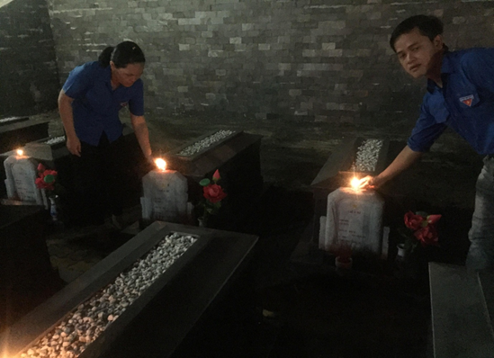 Đoàn Thanh niên Công ty thắp nén tri ân tại các Nghĩa trang Liệt sĩ