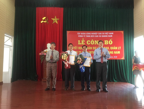 Đồng chí Trần Đức Thuận và đồng chí Hà Văn Khương trao hoa và quyết định cho đồng chí Thái Bảo Tri và đồng chí Trương Thu