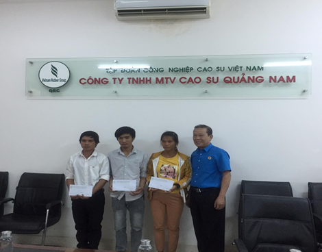 Đồng chí Võ Việt Ngân trao quà cho các công nhân có hoàn cảnh khó khăn
